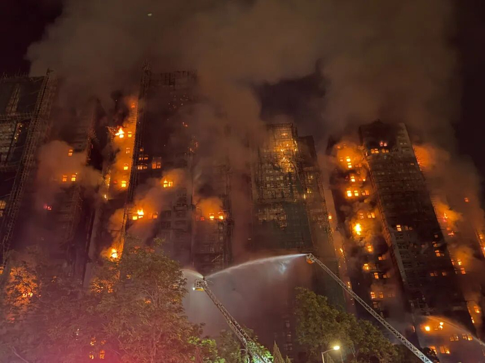 已有75人遇难！火灾前中后，香港宏福苑小区照片对比令人揪心……五级大火的五个谜团，应当被解答