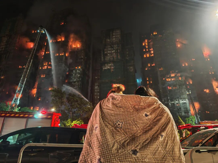 已有75人遇难！火灾前中后，香港宏福苑小区照片对比令人揪心……五级大火的五个谜团，应当被解答