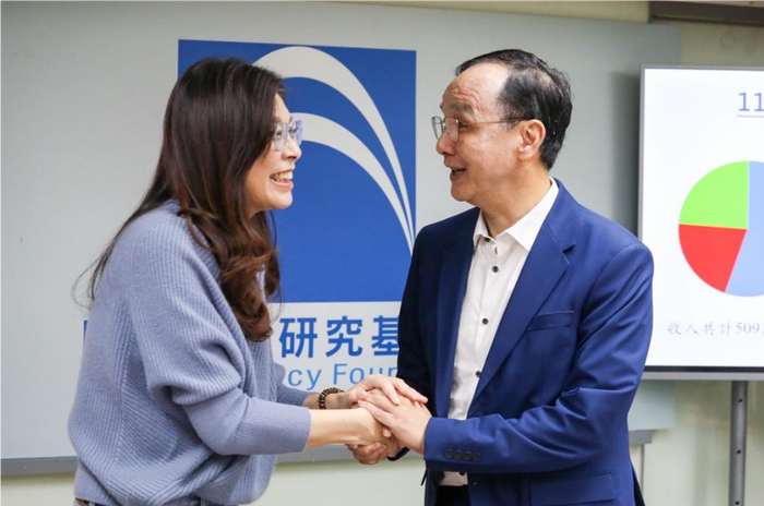 台媒：国民党智库董事长交接，朱立伦交棒郑丽文