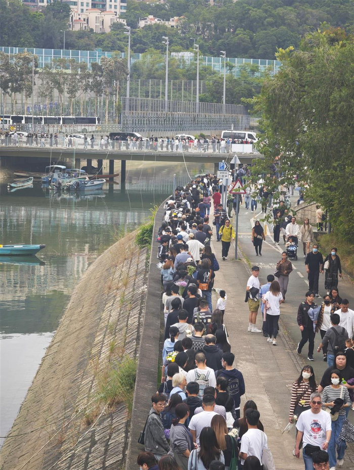 大火后的香港宏福苑:伤痛、自救与互助