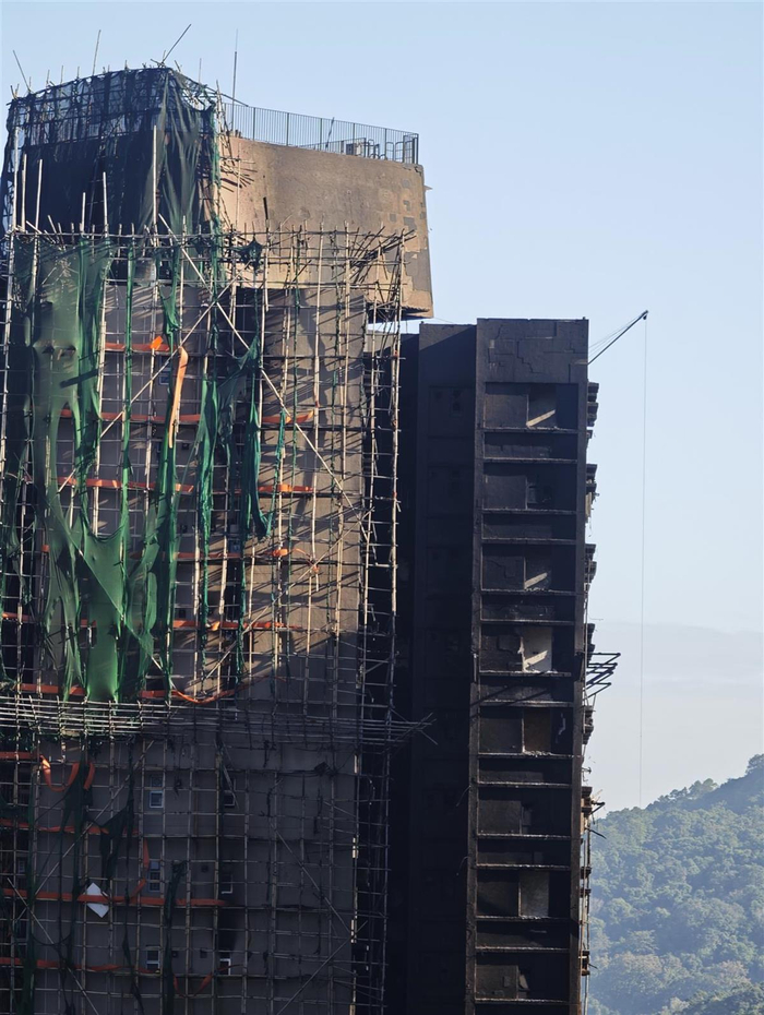 大火后的香港宏福苑:伤痛、自救与互助