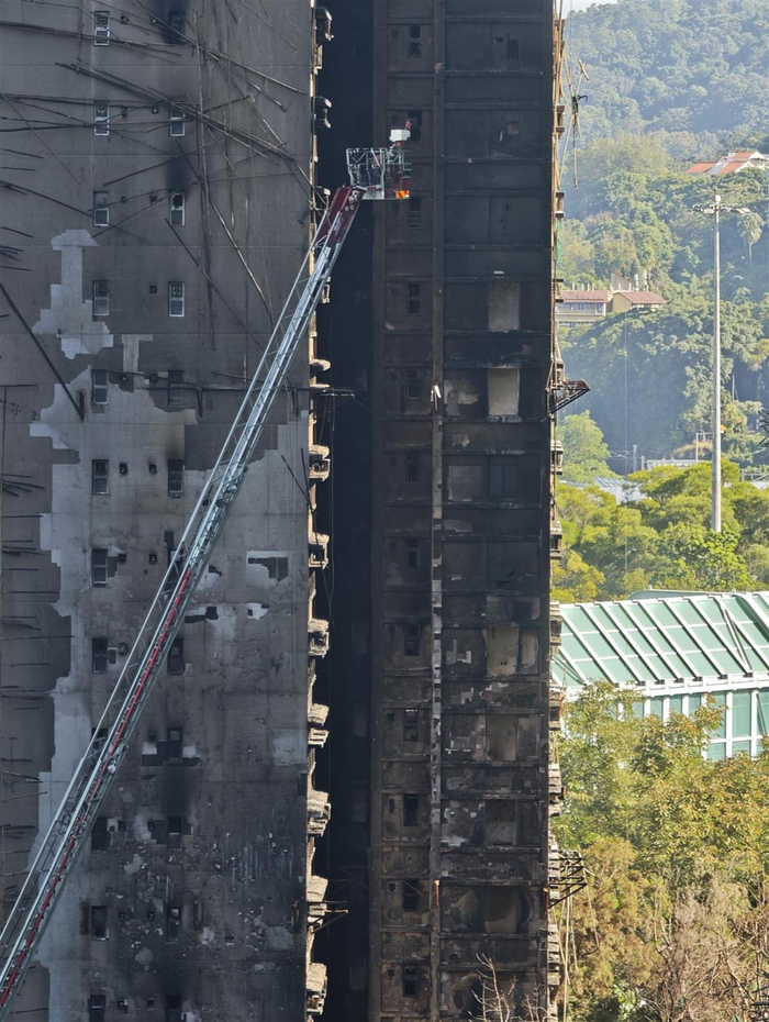 大火后的香港宏福苑:伤痛、自救与互助
