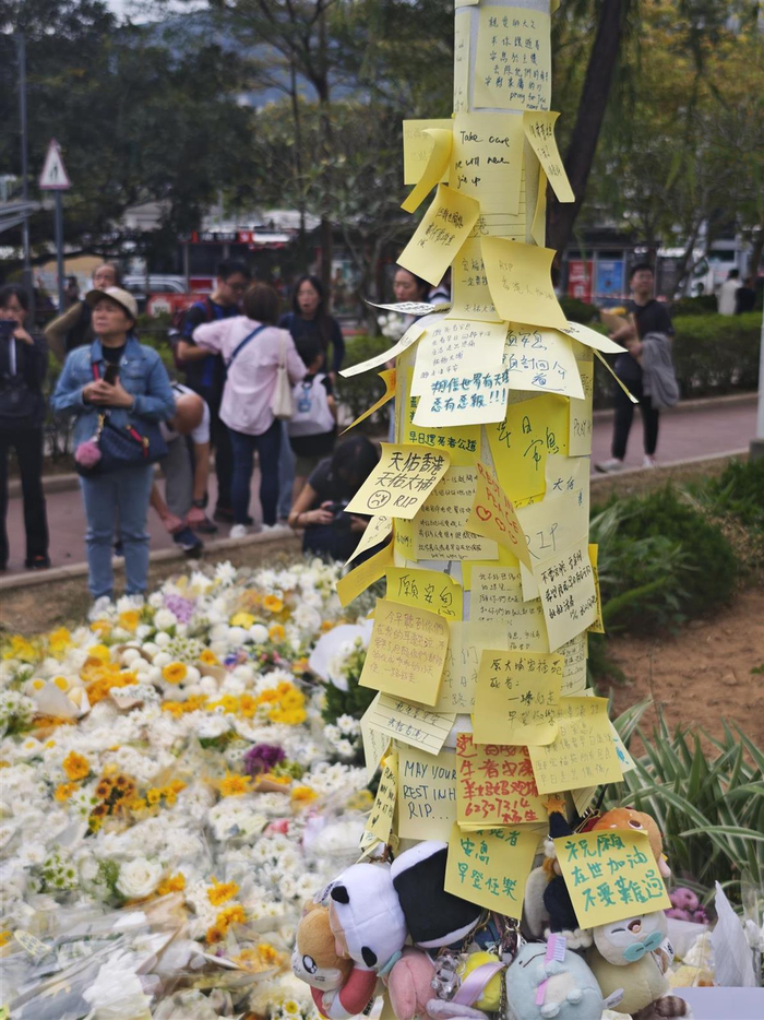 大火后的香港宏福苑:伤痛、自救与互助