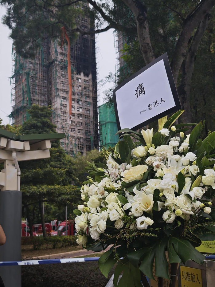 大火后的香港宏福苑:伤痛、自救与互助