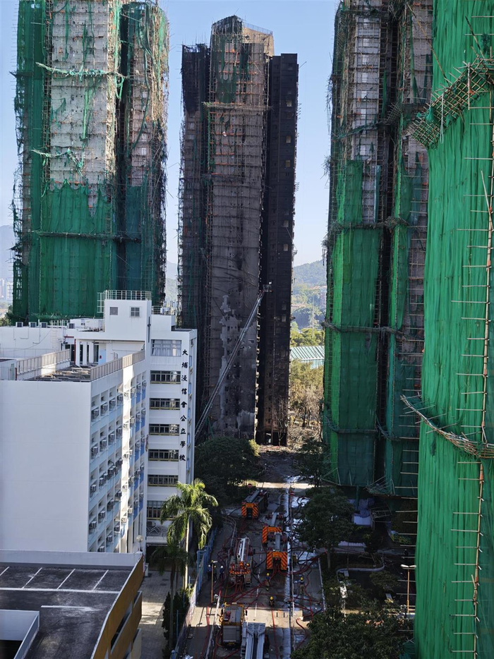 大火后的香港宏福苑:伤痛、自救与互助