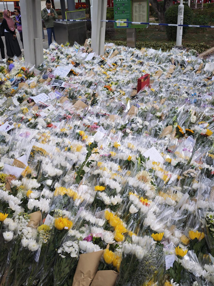 大火后的香港宏福苑:伤痛、自救与互助