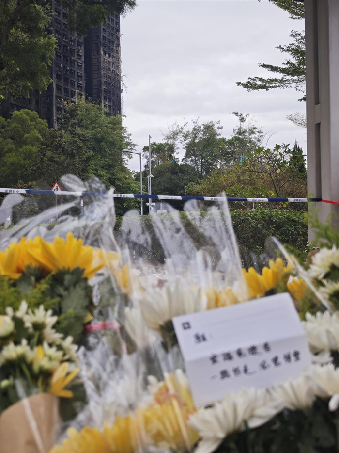 大火后的香港宏福苑:伤痛、自救与互助