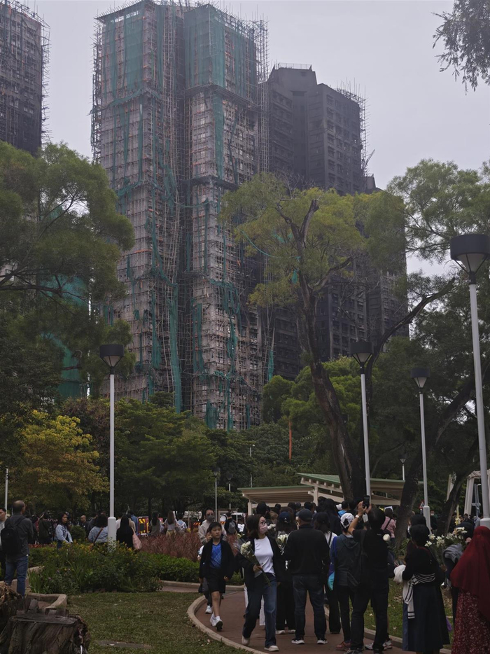 大火后的香港宏福苑:伤痛、自救与互助