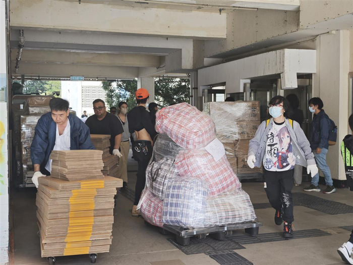 大火后的香港宏福苑:伤痛、自救与互助