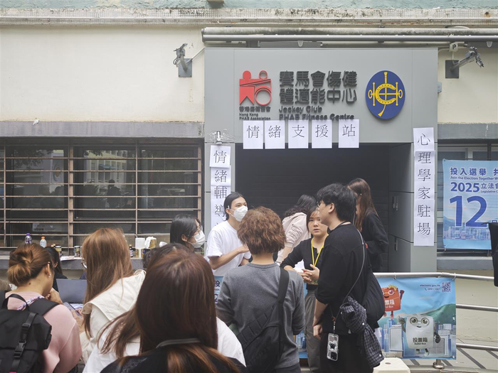 大火后的香港宏福苑:伤痛、自救与互助