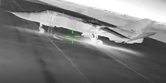 画面公开!乌克兰情报机构:乌无人机击中俄罗斯一架苏-24战机