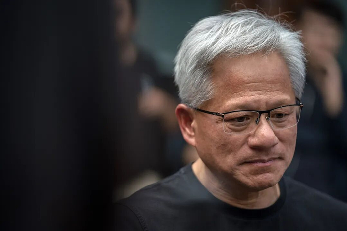 特朗普宣布：允许英伟达对华出售H200芯片，但收入25%上缴美政府！英伟达股价大涨，黄仁勋曾称“在华市场份额已降到0%”