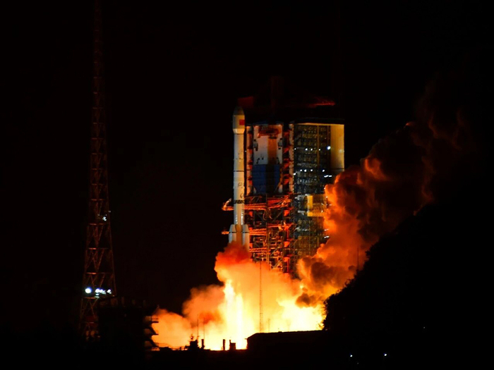 12月9日夜间23时08分，长征三号乙运载火箭在西昌卫星发射中心点火升空。本文图片均为 中国航天科技集团 供图