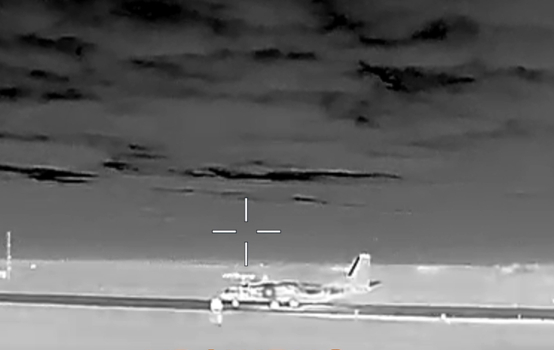 乌方公布画面：成功击中一架正准备起飞的俄罗斯安-26军用运输机