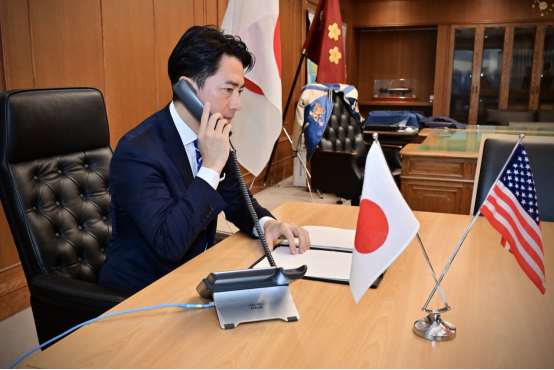 小泉进次郎与美防长通话照被指“摆拍”,日本网民讽刺:表演也得拿根笔吧