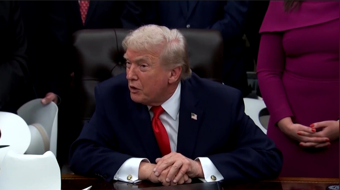 涉及大量知名人士!民主党人公布新一批爱泼斯坦案相关照片,特朗普、白宫回应