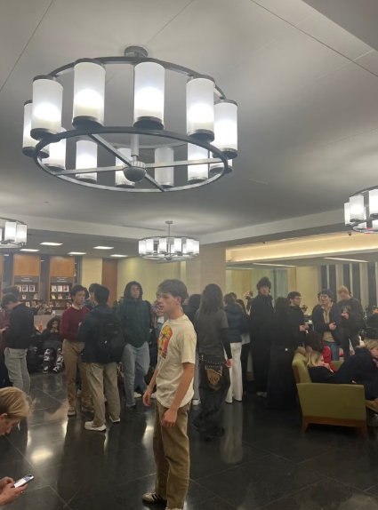 美布朗大学枪击案受困中国留学生：被警车转移至体育馆过夜，进馆前要搜身，天上还有直升机