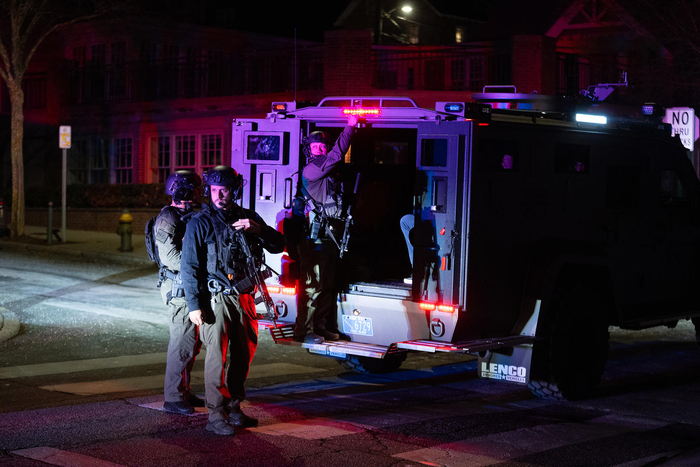 美布朗大学枪击案受困中国留学生：被警车转移至体育馆过夜，进馆前要搜身，天上还有直升机