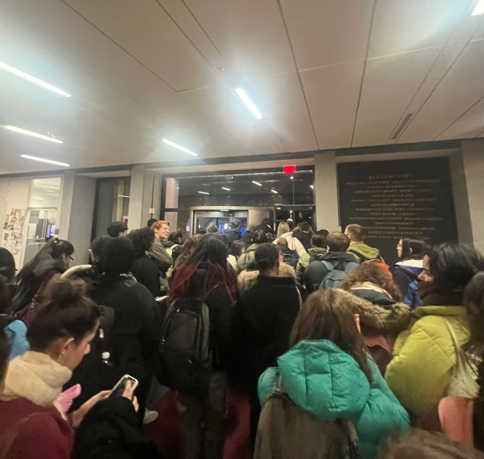 美布朗大学枪击案受困中国留学生：被警车转移至体育馆过夜，进馆前要搜身，天上还有直升机