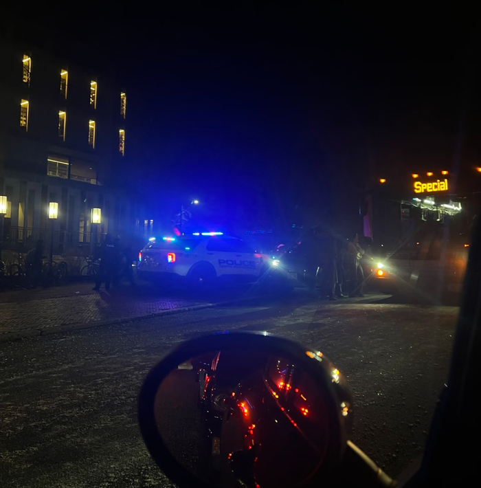 美布朗大学枪击案受困中国留学生：被警车转移至体育馆过夜，进馆前要搜身，天上还有直升机