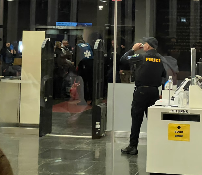 美布朗大学枪击案受困中国留学生：被警车转移至体育馆过夜，进馆前要搜身，天上还有直升机