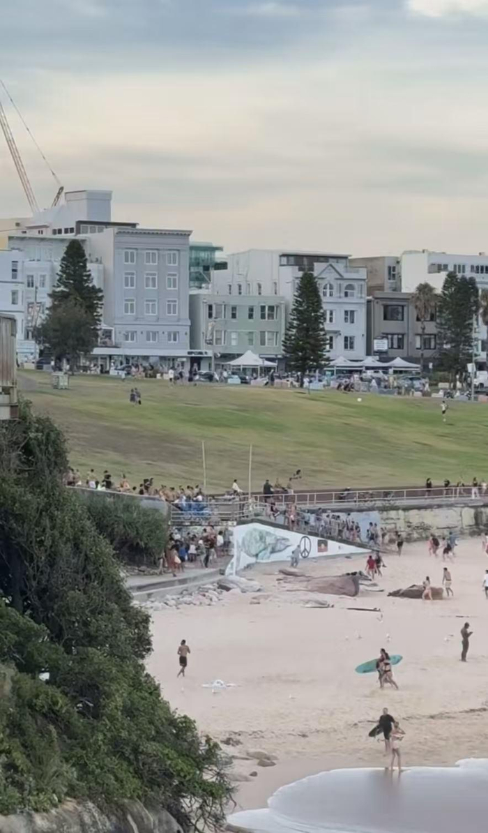 澳大利亚悉尼邦迪海滩枪击已致10人死亡，警方已拘留两人，亲历华人：声音密集像放炮，大家在餐厅里躲着