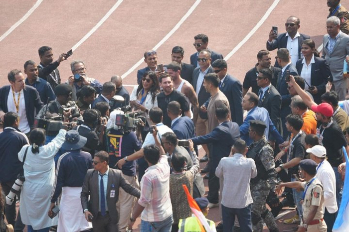 还原梅西印度行首日混乱:梅西被人群笔尖划伤,主动告知想离场