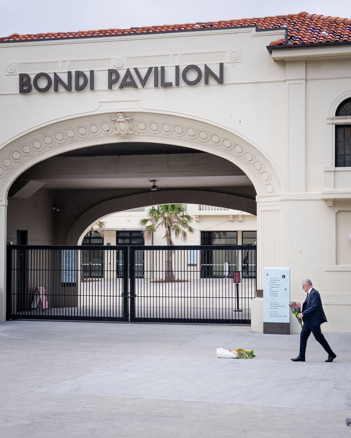 悉尼海滩枪击事件已致16人死亡,澳总理宣布:澳大利亚全国将降半旗悼念遇难者