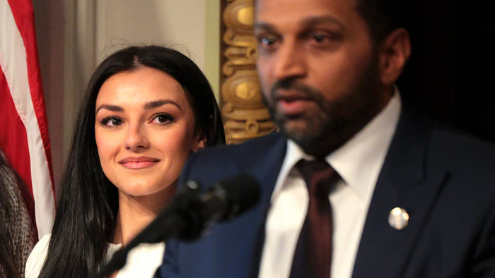 丑闻及争议声持续不断,FBI局长被女友公开“催婚”