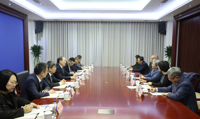 工信部部长李乐成会见美国AMD董事会主席苏姿丰