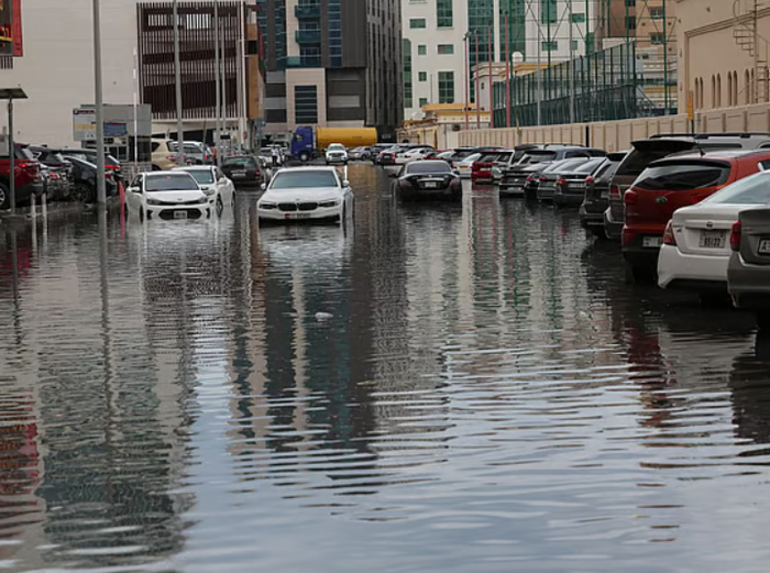 阿联酋遭遇强降雨 多处道路被淹 航班取消