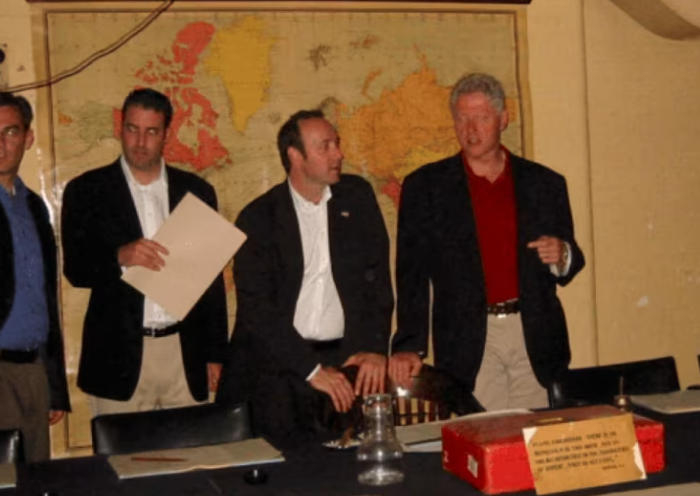 美国司法部公布爱泼斯坦案文件：克林顿成重点，几乎没提特朗普