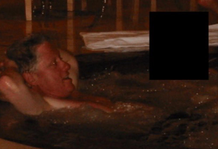 美国司法部公布爱泼斯坦案文件：克林顿成重点，几乎没提特朗普