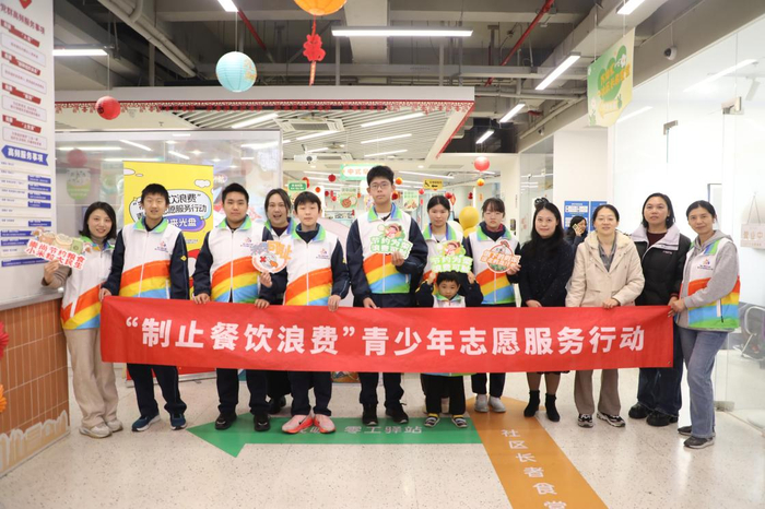 志愿者们积极参与“制止餐饮浪费”青少年志愿服务行动。 中国经济网 王岩/摄