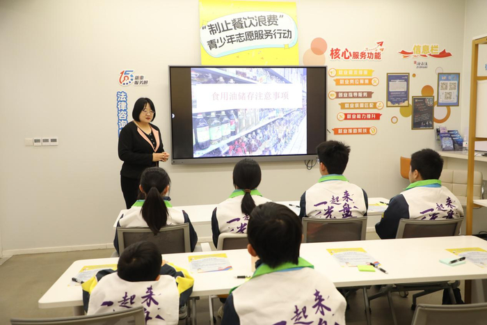 志愿者们倾听科普讲师关于减少食物浪费的知识分享。 中国经济网 王岩/摄