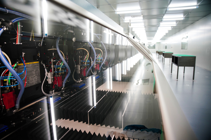 封装基板生产车间设备有序运作（央广网记者 尚天宇 摄）