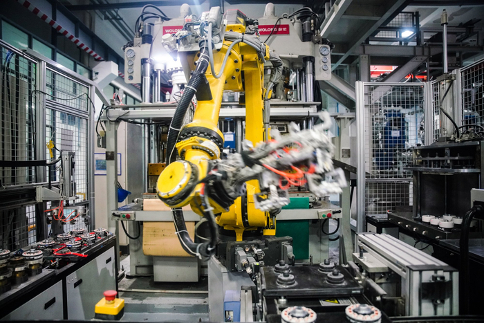 “黑灯”工厂内，机械臂快速运转（央广网记者 尚天宇 摄）