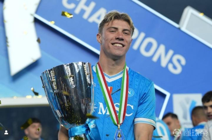 嘲讽曼联？霍伊伦社媒晒夺冠照：多么伟大的决定啊