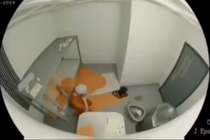 疯传网络!美司法部发布“爱泼斯坦狱中自杀” 视频,被指画面系伪造后火速删除