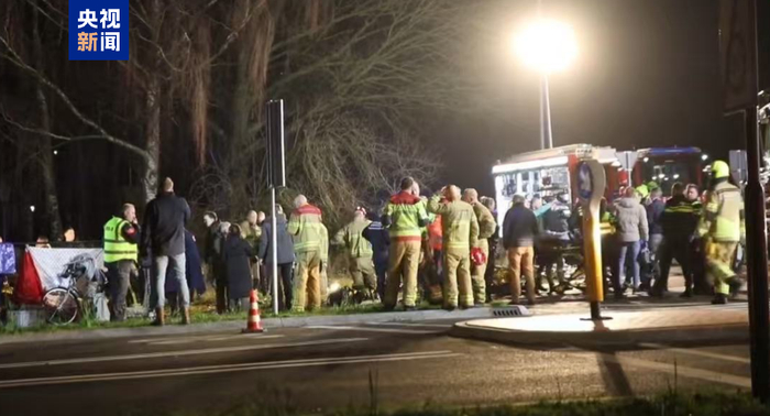 荷兰发生汽车冲撞人群事件 造成9人受伤
