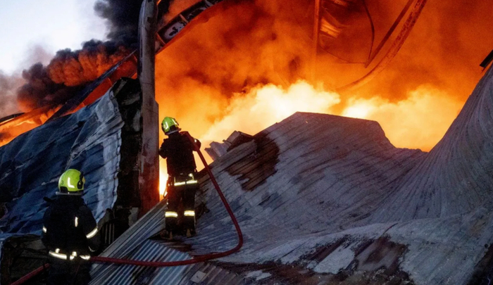 又一起汽车爆炸致3死！俄加大打击敖德萨，威胁乌出海通道，国际小麦期货价格大涨