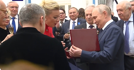 扎哈罗娃生日当天，普京向其颁发勋章，二人互赠礼物