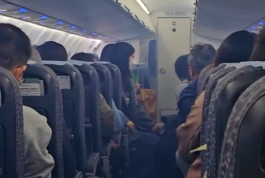 画面曝光！台媒：机舱突然冒出白烟引乘客惊慌，立荣航空致歉