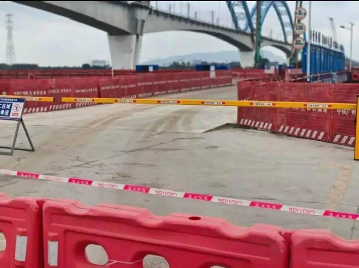 施工栈桥未设安全围挡致汽车坠河5人遇难，江门鹤山市已成立工作专班，律师：施工方应对事故负主要责任