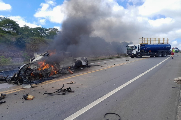 巴西巴伊亚州两车相撞 至少10人死亡