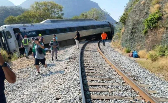 墨西哥南部一列客运列车脱轨 载有约200人