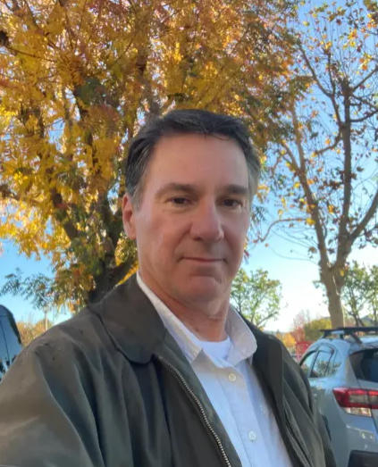 美加州63岁屋主与250公斤巨熊“同居”一个月，将起诉加州鱼类与野生动物部门玩忽职守