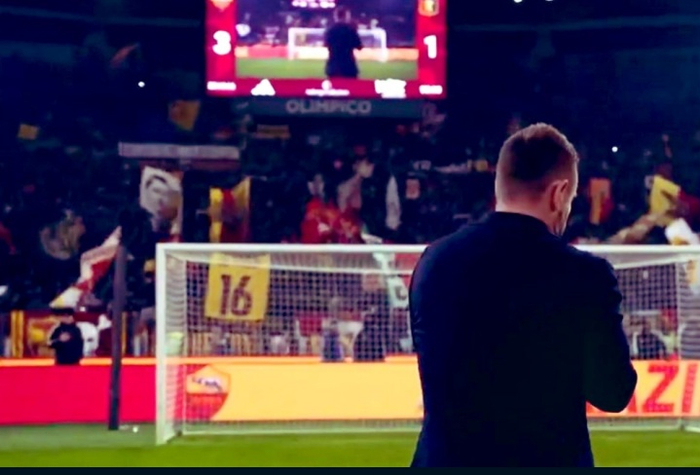 你永远不会成为我们的敌人！罗马球迷看台横幅致敬客队主帅德罗西