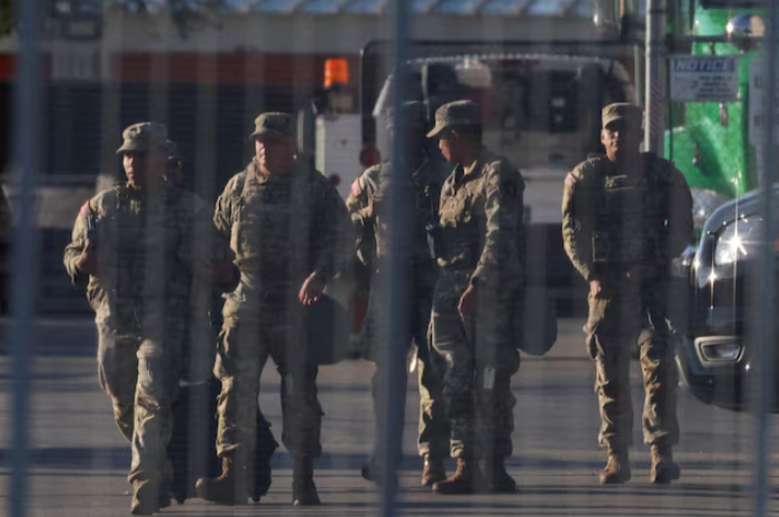 △当地时间2025年10月9日，国民警卫队成员在芝加哥街头