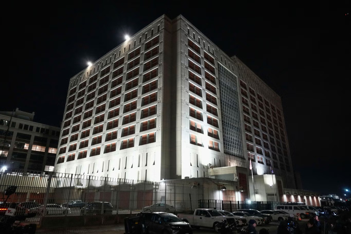 被指饭菜有蛆，每周发生几起刺伤事件！马杜罗被关进“野蛮监狱”，爱泼斯坦同伙都庆幸转狱